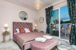 Postel nebo postele na pokoji v ubytování Jacuzzi deluxe villa