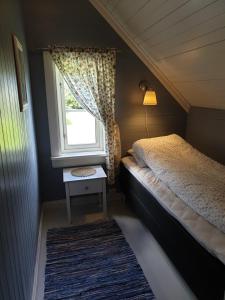Gulta vai gultas numurā naktsmītnē Irenegarden - Fjord view holiday home