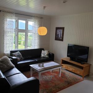 Photo de la galerie de l'établissement Irenegarden - Fjord view holiday home, à Lauvstad