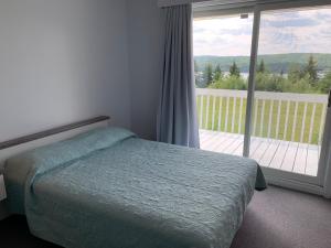 Кровать или кровати в номере Auberge Motel Panorama