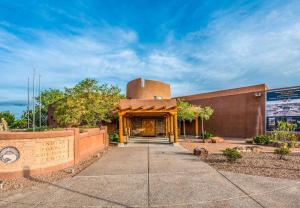 Tòa nhà nơi khách sạn tọa lạc