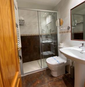 Un baño con ducha, inodoro y lavabo. en Hotel Casa Custodio, en La Puebla de Roda