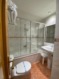 y baño con ducha, aseo y lavamanos. en Hotel Casa Custodio, en La Puebla de Roda