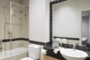 Ένα μπάνιο στο Punthill Apartment Hotel - Flinders Lane +16 φωτογραφίες