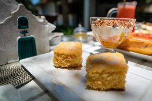 特蘭科索的住宿－Calypso INN，一张盘子,桌子上放着两块蛋糕