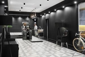 een lobby met twee mensen aan een bureau bij Punthill Apartment Hotel - Flinders Lane in Melbourne