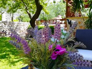 AvellaにあるB&B Maison Villa Vittorioの紫花束