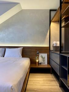 Postel nebo postele na pokoji v ubytování Charisma Hotel Da Lat