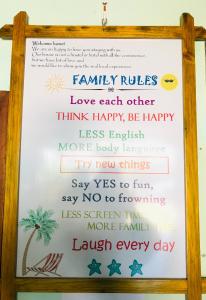 een teken dat zegt dat familie regels van elkaar houden denk gelukkig zijn minder Engels meer bij Hai Long homestay in Hội An
