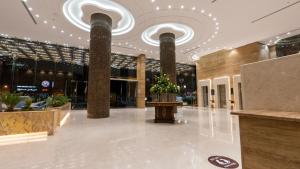 a lobby with two columns in a building at سفن جاردنز البيعة in Taif