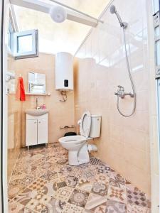 Vonios kambarys apgyvendinimo įstaigoje kаравани Дрийм къмпинг Гардения