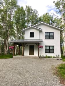 uma casa branca com uma entrada de cascalho em Silver Birch Vacation Rental em Talkeetna