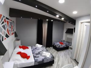 クロトーネにあるIl Diamanteのベッドルーム1室(赤い花のベッド2台付)