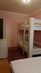 ロオにあるGuest house berendei2000の二段ベッド2台とキッチンが備わる客室です。