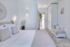 Posteľ alebo postele v izbe v ubytovaní Lilly Residence-All Sea View Suites, Adults Only