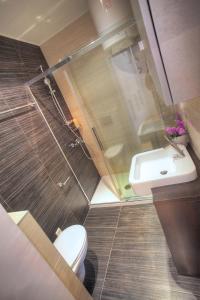 łazienka z toaletą i umywalką w obiekcie Casa Marina Apartments w Szybeniku