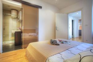 sypialnia z łóżkiem z butami w obiekcie Casa Marina Apartments w Szybeniku