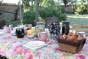 a table with a table cloth with a basket of bread at Le clos des artistes - Chambres d'hôtes in Turny