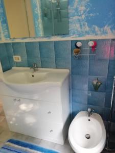 y baño con lavabo blanco y aseo. en Villa Lilli 2, en Ferrara