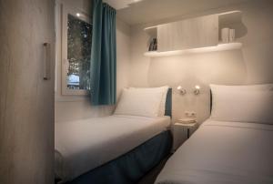 Postel nebo postele na pokoji v ubytování Maistra Camping Koversada Uncovered Naturist Mobile homes