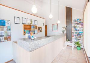 a bar in a restaurant with a counter at Burwood East Motel in Burwood