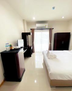 une chambre d'hôtel avec un lit et une fenêtre dans l'établissement Re Riva, à Ban Bang Bamru