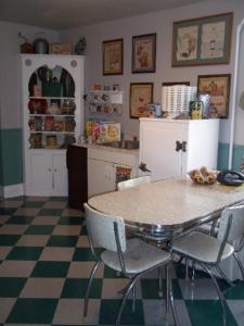 eine Küche mit einem Tisch und Stühlen im Zimmer in der Unterkunft A Sentimental Journey in Gettysburg