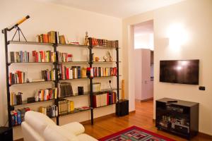 The library in az apartmanhoteleket