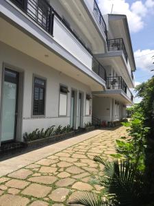 Un patio de una casa con suelo de piedra. en Khách Sạn Today, en Xã Gia Tân