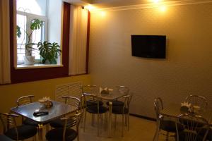 Un restaurante o sitio para comer en Dukat Hotel on Ibragimova