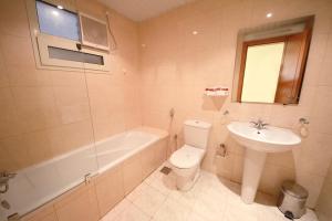 Vonios kambarys apgyvendinimo įstaigoje Al Rabitah Al Fondoqeiah Hotel Apartments