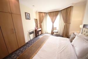 Кровать или кровати в номере Al Rabitah Al Fondoqeiah Hotel Apartments