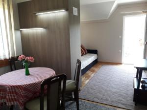 A bed or beds in a room at Apartmani Maksimović