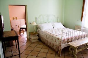 A bed or beds in a room at B&B Il Ramaiolo