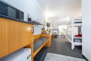 מיטה או מיטות קומותיים בחדר ב-Comfort Inn Shearing Shed