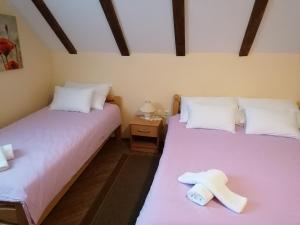Katil atau katil-katil dalam bilik di House Izvor