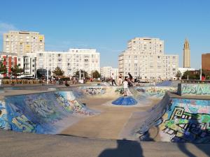 un parque de patinaje con una rampa de skate con graffiti en Le charme de l ancien entre mer et ville, en Le Havre