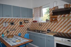 O bucătărie sau chicinetă la 3h Athina Cottage in Athens Riviera, Saronida +19 fotografii