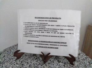 białe pudełko z menu na stole w obiekcie PENSIÓN LARRA w mieście Mairena del Alcor