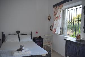 Un pat sau paturi într-o cameră la 3h Athina Cottage in Athens Riviera, Saronida