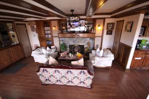 uma sala de estar com sofás e uma lareira em Arrowhead Lake Inn em Lake Arrowhead