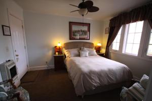 Llit o llits en una habitació de Arrowhead Lake Inn
