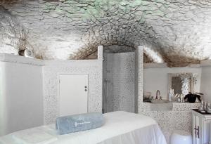 a room with a ceiling with a room with a bed at La Bastide de Marie, Maisons et Hôtels Sibuet in Ménerbes