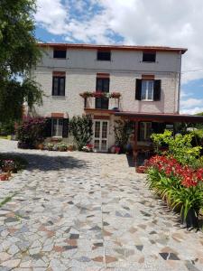 ein großes Haus mit Blumen davor in der Unterkunft La tenuta di panfilo in Paglieta