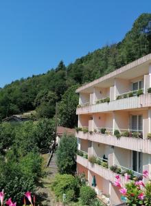 um hotel com uma colina ao fundo em Hotel Saint Jacques em Vals-les-Bains