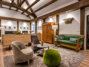 un soggiorno con divano e sedie verdi di Hotel Krone a Bretten