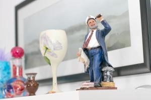 una figura de un hombre parado junto a una copa de vino en Lavanda Apartment, en Fažana