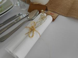 tovagliolo bianco con forchetta e cucchiaio su un tavolo di Przystanek Czapla a Czaplinek