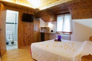 1 dormitorio con 1 cama blanca grande en una habitación en Locanda San Lorenzo, en Puos dʼAlpago