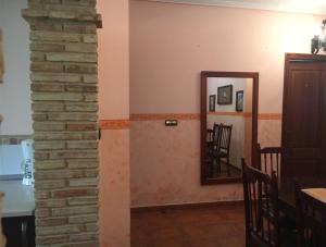 een kamer met een bakstenen muur en een spiegel bij Casa da Torre, O Rosal in Rosal